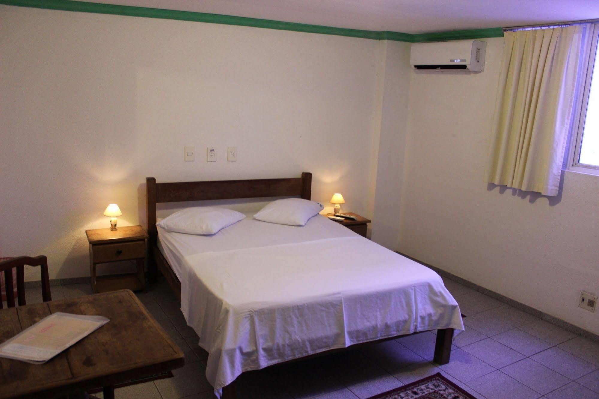 Hotel Pousada Da Praca จาบัวเทา โดส กัวราราเปส ภายนอก รูปภาพ